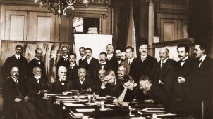 Les plus célèbres scientifiques de l’époque, réunis au célèbre hôtel Métropole en 1911.