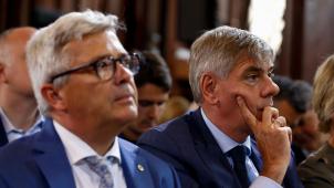A gauche, Kris Van Dijck (NV-A), président du parlement flamand poussé à la démission suite à ses déboires, à droite, Filip de Winter (Vlaams Belang) qui lui succède et compte bien rester à ce poste.