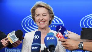 Ursula von der Leyen derrière une forêt de micros peu après sa nomination
: la femme politique allemande dispose déjà d’une solide expérience ministérielle dans son pays.