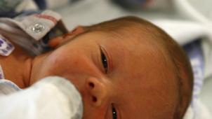 Les bébés qui déclenchent un syndrome de sevrage néonatal sont souvent très petits et irritables, ils poussent des cris très stridents. Ils hurlent et sont inapaisables. Ils ont aussi des gros problèmes de digestion, de diarrhée et de trémulations. Ils ont des gestes incontrôlables.