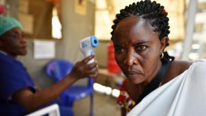 Prise de température d’une patiente, lundi à l’hôpital de Goma, la plus grande ville touchée depuis le début de l’épidémie le 1
er
 août dernier en République démocratique du Congo.