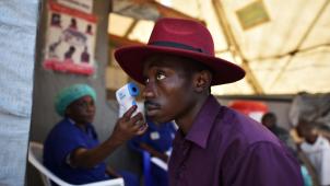 Pratiquement un an après le déclenchement de l’épidémie d’Ebola dans l’est du Congo, la maladie continue à se propager, avec 10 à 15 nouveaux cas par jour, dont celui détecté à Goma.