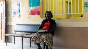 Une patiente attend sur un banc près d’une des dix cliniques qui offre un dépistage au Zimbabwé. L’accès aux soins reste un des problèmes-clés de l’épidémie.