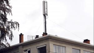 Implanter de nouvelles antennes
? Très difficile vu les restrictions urbanistiques, la difficulté à convaincre des propriétaires de louer un emplacement, l’opposition de la population… © Photo News.