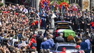 Des centaines de carabiniers et des milliers d’Italiens ont assisté aux funérailles.