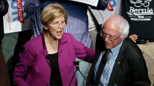 Elizabeth Warren et Bernie Sanders, lors d’un meeting à Boston, en mars 2017
: une deuxième manche «
à gauche toute
».
