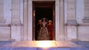 L’arrivée de la Reine par la porte centrale du château est l’un des moments forts de la mise en scène d’Yves Beaunesne.