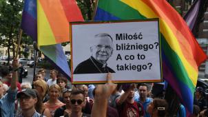 Manifestation devant la résidence du nonce apostolique, mercredi à Varsovie, pour dénoncer les propos de l’archevêque de Cracovie évoquant une «
peste arc-en-ciel
» après la «
peste rouge
» communiste.