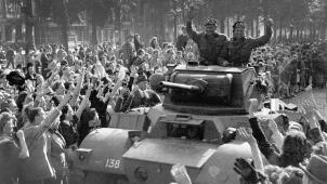 La brigade Piron arrive triomphante à Bruxelles. Très nombreuse, la foule s’est massée sur son parcours.
