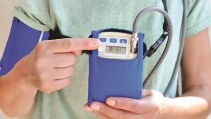 Doter les patients suspects d’hypertension artérielle d’un appareil portable de mesure de la tension («holter») pendant 24 heures est le moyen le plus efficace de détecter un futur accident cardio-vasculaire.