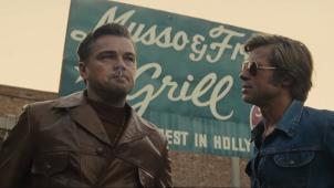 Brad Pitt (à droite), né en 1963, et Leonard DiCaprio, né en 1974, deux fois Hollywood avec  une célébrité naissant à l’aube  des années 90.