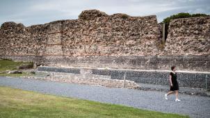 Après des décennies de fouilles, une partie des murailles du forum est aujourd’hui visible.
