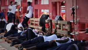 Parmi les 356 passagers, 103 mineurs. En raison du surnombre, «
beaucoup doivent dormir à même le sol, serrés
», explique Laura Garel, de SOS Méditerranée.