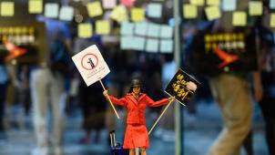 Une poupée habillée en hôtesse en soutien aux membres du personnel de la compagnie Cathay Pacific licenciés pour des raisons politiques. La dégradation du climat pousse de nombreux Hongkongais au départ.