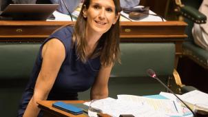 La ministre du Budget, Sophie Wilmès (MR), plaide pour un budget solide établi par une majorité gouvernementale.