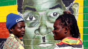 Même si ses portraits géants sont encore sur de nombreux murs, la mort de Robert Mugabe inspire des sentiments mitigés à ses concitoyens.