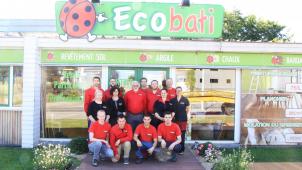 Le fondateur d’Ecobati, Thierry Noël, entouré de ses fils et de toute son équipe.