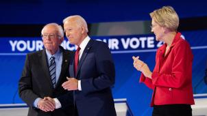 Joe Biden entre Bernie Sanders et Elizabeth Warren, lors du débat démocrate de jeudi soir à Houston
: l’ancien vice-président reste intouchable dans les sondages.