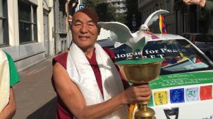 Thubten Wangchen sillonne l’Europe dans sa voiture aux couleurs du «
Dialogue for peace
». Il emporte avec lui la sculpture d’une colombe de la paix portant dans son bec un drapeau tibétain.