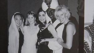 Justin Trudeau déguisé en Arabe, la main dans le décolleté d’une des jeunes femmes qui l’entourent, lors d’une soirée en 2001
: la photo diffusée par le magazine «
Time
» a ouvert une polémique qui va en s’amplifiant...