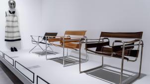 La célèbre chaise «
Wassily
» aux tubulures en acier signée Marcel Breuer.