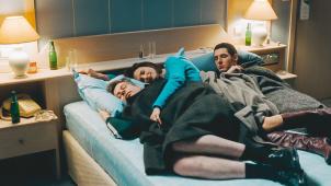 Quand Chiara Mastroianni pense à son couple, cela donne dans un même lit Benjamin Biolay en mari actuel, Vincent Lacoste en fiancé d’hier et Camille Cottin dans le rôle du premier amour.
