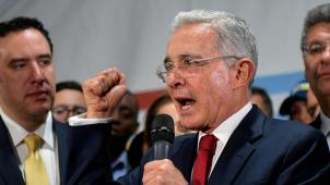 Alavaro Uribe a rejoint ses supporters au siège de son parti, peu après son audition devant la Cour suprême, mardi à Bogota.