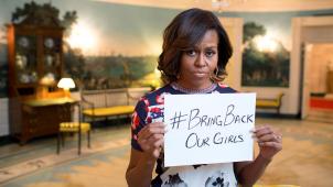 L’enlèvement au Nigeria de 276
lycéennes par les islamistes de Boko Haram avait déclenché une vague internationale de soutien véhiculée par le hashtag #BringBackOurGirls, relayée par Michelle Obama.