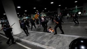 Des manifestants se heurent aux forces de police à l’aéroport de Barcelone après l’annonce de la condamnation des leaders indépendantistes.