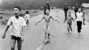 Le 8 juin 1972, Kim Phuc Phan Thi, 9 ans, fuit un bombardement au napalm. L’image glace d’effroi.