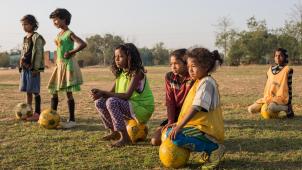 Nous avons demandé à Virginie Nguyen de nous raconter une de ses photos. Elle a choisi un moment «
magique
», dit-elle, du projet «
What the foot
» consacré au foot féminin et porté dans le cadre du Collectif Huma.
«
Dans le Jharkand, un des Etats les plus pauvres de l’Inde, des jeunes filles suivent un programme foot-études avec le soutien d’une ONG. Les plus âgées coachent les plus jeunes, grâce à quoi elles gagnent un peu d’argent. Elles réussissent donc à payer leurs études, à échapper au mariage forcé et du coup, aux maternités précoces. Le foot est donc pour elles un vecteur d’indépendance. Ici, on est à l’école Yuwa. Rinki, la coach, donne des entraînements tous les matins, à 5
heures. C’est beau de voir l’engouement de ces jeunes filles qui se lèvent à l’aube pour aller jouer au foot avant d’aller à l’école. Après l’entraînement, Rinki leur explique l’importance d’aller à l’école, de s’éduquer. Elle les encourage vraiment à s’émanciper dans une société encore très patriarcale.
»
