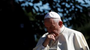 La double crise, financière et de confiance, qui touche le Vatican pousse le pape François à combattre l’inefficacité par la réforme et l’avidité par la condamnation.