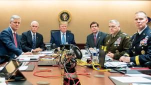 Trump et Obama, avec leur équipe, lors des opérations ayant mené à la mort d’al-Baghdadi et de ben Laden. Deux présidents, deux styles.
