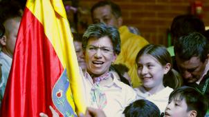 Claudia Lopez brandit triomphalement le drapeau de la ville de Bogota, après son succès dans les urnes
: «
Le changement et l’égalité sont imparables
», a-t-elle lancé à ses partisans.