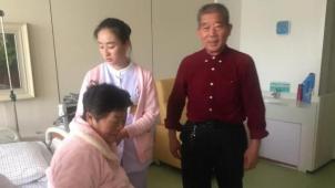 Tian, ici avec son mari, a accouché vendredi par césarienne dans la province du Shandong.
