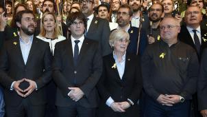Toni Comin est à la gauche de Carles Puigdemont, Clara Ponsanti à sa droite