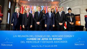 De gauche à droite, les dirigeants de cinq Etats partenaires du Mercosur
: Sebastian Pinera (Chili), Tabare Vazquez (Uruguay), Jair Bolsonaro (Brésil), Mauricio Macri (Argentine), Mario Abdo Benitez (Paraguay) et Evo Morales (Bolivie).