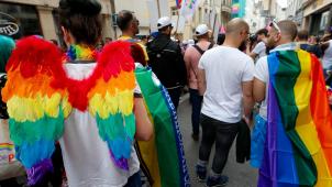 Promouvoir les droits des minorités sexuelles est traitée comme une maladie en Pologne. L’archevêque Jędraszewski a même parlé d’une «
peste arc-en-ciel
».