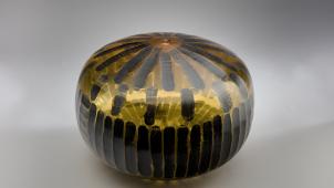 Bara, 2005, H.22 cm L.31 cm P.31 cm. Verre soufflé à main levée, de couleur jaune citron transparent, taillé à la roue diamantée, émaillé de couleur noir dans la gravure puis poli.