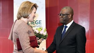 La reine Mathilde a salué le docteur Mukwege à l’occasion de l’inauguration de la chaire qui porte son nom, mercredi à Liège.