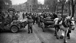 La prise de Bastogne est un jalon essentiel du plan de Hitler. Ici, un flot de réfugiés progresse dans le centre de la ville protégée par des soldats de la 101
e
 Airborne américaine.