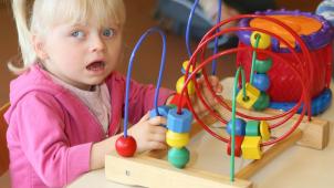 Les jouets adaptés aux enfants porteurs de handicap sont difficiles à trouver pour les commerçants, et donc évidemment aussi pour les parents. © René Breny.