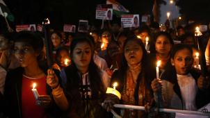 Veillées et rassemblements se sont multipliés ce week-end - ici, à New Delhi, samedi -, pour dénoncer les violences faites aux femmes. Le viol et l’assassinat d’une jeune vétérinaire de 27 ans a encore attisé la colère de la population.