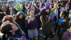 Manifestation contre les violences faites aux femmes, au rythme d’un hymne importé du Chili, le 15 décembre dernier à Istanbul
: «
insulte à la nation
», a répondu le pouvoir...