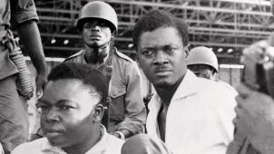 Patrice Lumumba (à dr.), en novembre 1960 à Leopoldville, après son arrestation par la garde armée de Moïse Tschombe.