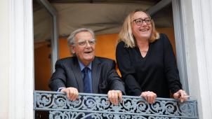 Bernard Pivot et Virginie Despentes à la fenêtre du Drouant le 7 novembre 2018. Les voici maintenant tous deux démissionnaires de l’académie Goncourt.
