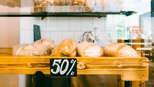 Certains boulangers n’hésitent pas à brader leurs pains en faisant un «
coin des bonnes affaires
».