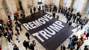 Des militants anti-Trump réclamant le départ du président lors d’une manifestation organisée à l’intérieur même du bâtiment du Sénat, le 16 janvier dernier à Washington.