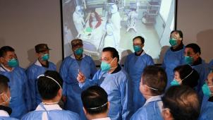 Le Premier ministre Li Keqiang, chargé de coordonner la réponse au virus, s’était rendu dimanche dernier à Wuhan.