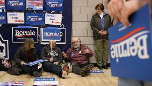 Une très longue attente pour les militants démocrates de l’Iowa - ici, les partisans de Bernie Sanders.